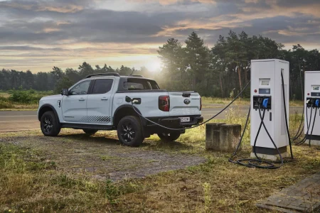 El Ford Ranger PHEV destrona a las versiones diésel y gasolina: 45 km de autonomía eléctrica y 279