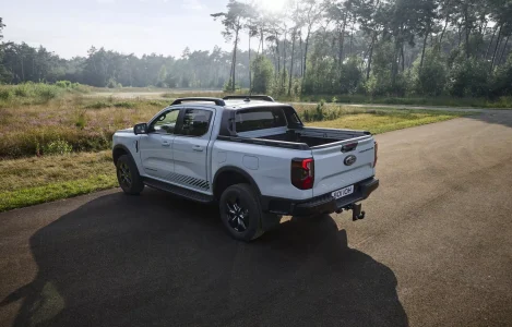 El Ford Ranger PHEV destrona a las versiones diésel y gasolina: 45 km de autonomía eléctrica y 279