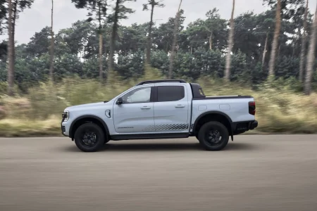 El Ford Ranger PHEV destrona a las versiones diésel y gasolina: 45 km de autonomía eléctrica y 279