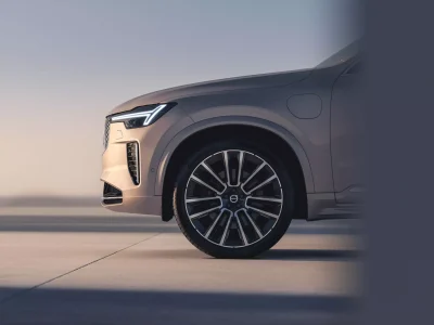 Volvo XC90 2025: el veterano SUV recibe una nueva pantalla central y mejor aislamiento acústico