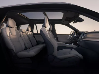 Volvo XC90 2025: el veterano SUV recibe una nueva pantalla central y mejor aislamiento acústico