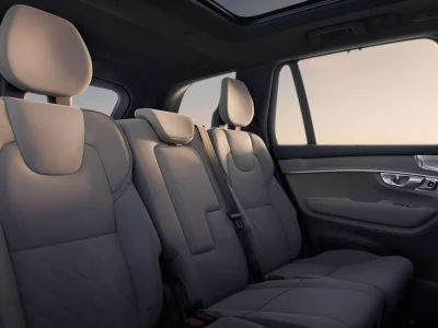 Volvo XC90 2025: el veterano SUV recibe una nueva pantalla central y mejor aislamiento acústico