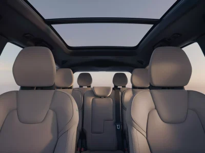 Volvo XC90 2025: el veterano SUV recibe una nueva pantalla central y mejor aislamiento acústico