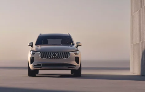 Volvo XC90 2025: el veterano SUV recibe una nueva pantalla central y mejor aislamiento acústico