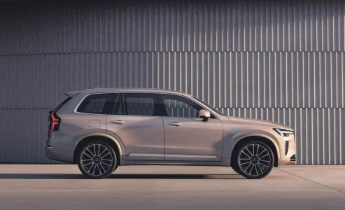 Volvo XC90 2025: el veterano SUV recibe una nueva pantalla central y mejor aislamiento acústico