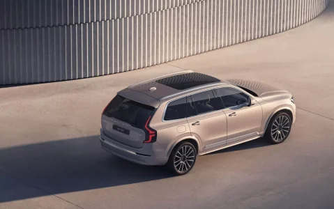 Volvo XC90 2025: el veterano SUV recibe una nueva pantalla central y mejor aislamiento acústico