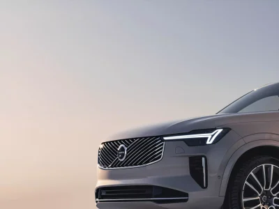 Volvo XC90 2025: el veterano SUV recibe una nueva pantalla central y mejor aislamiento acústico