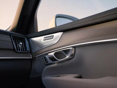 Volvo XC90 2025: el veterano SUV recibe una nueva pantalla central y mejor aislamiento acústico