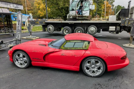 Este Dodge Viper se ha tirado 28 años encima de un concesionario. Ahora será restaurado... para volver al mismo sitio