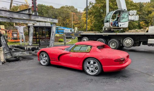 Este Dodge Viper se ha tirado 28 años encima de un concesionario. Ahora será restaurado... para volver al mismo sitio