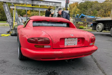 Este Dodge Viper se ha tirado 28 años encima de un concesionario. Ahora será restaurado... para volver al mismo sitio