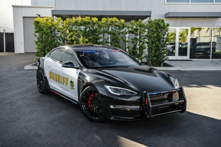 Este Tesla Model S Plaid de la policía con 1.020 CV te hará pensártelo dos veces si quieres huir