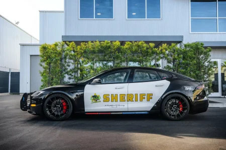 Este Tesla Model S Plaid de la policía con 1.020 CV te hará pensártelo dos veces si quieres huir