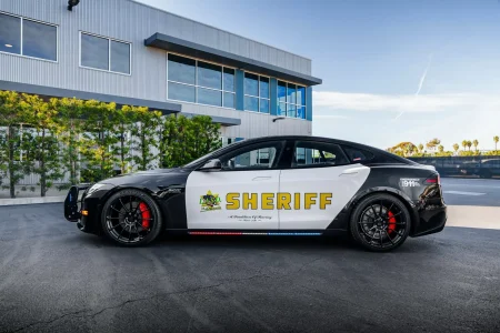 Este Tesla Model S Plaid de la policía con 1.020 CV te hará pensártelo dos veces si quieres huir