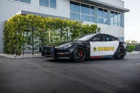 Este Tesla Model S Plaid de la policía con 1.020 CV te hará pensártelo dos veces si quieres huir