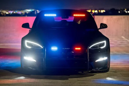 Este Tesla Model S Plaid de la policía con 1.020 CV te hará pensártelo dos veces si quieres huir