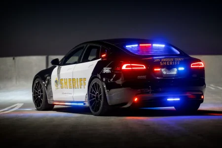 Este Tesla Model S Plaid de la policía con 1.020 CV te hará pensártelo dos veces si quieres huir