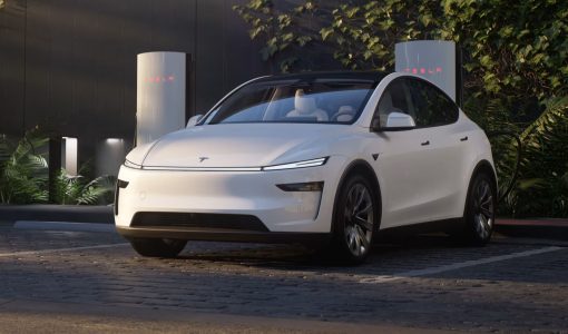 El Tesla Model Y Juniper se ha desvelado en China: ahora con cámara frontal delantera y palanca para los intermitentes